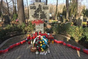 Украинцы в Варшаве возложили цветы и зажгли свечи у памятников жертв Голодомора