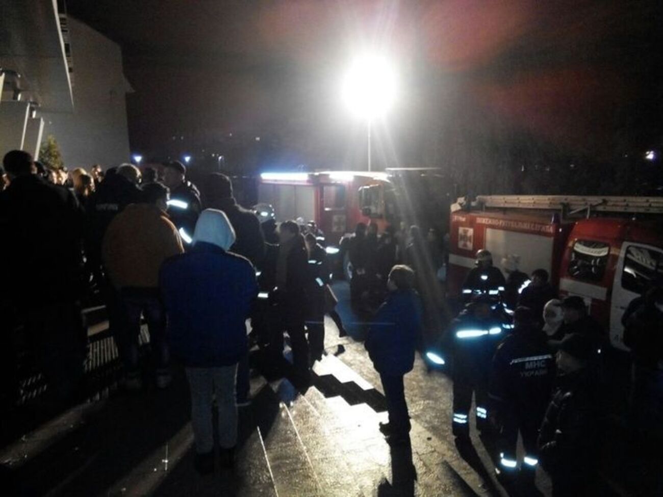 Очевидцы сообщили, что во время шоу в ночном клубе загорелись сцена и крыша