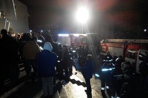 Очевидцы сообщили, что во время шоу в ночном клубе загорелись сцена и крыша