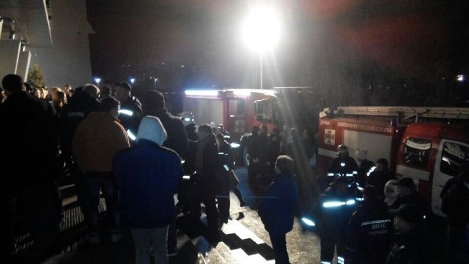 Очевидцы сообщили, что во время шоу в ночном клубе загорелись сцена и крыша