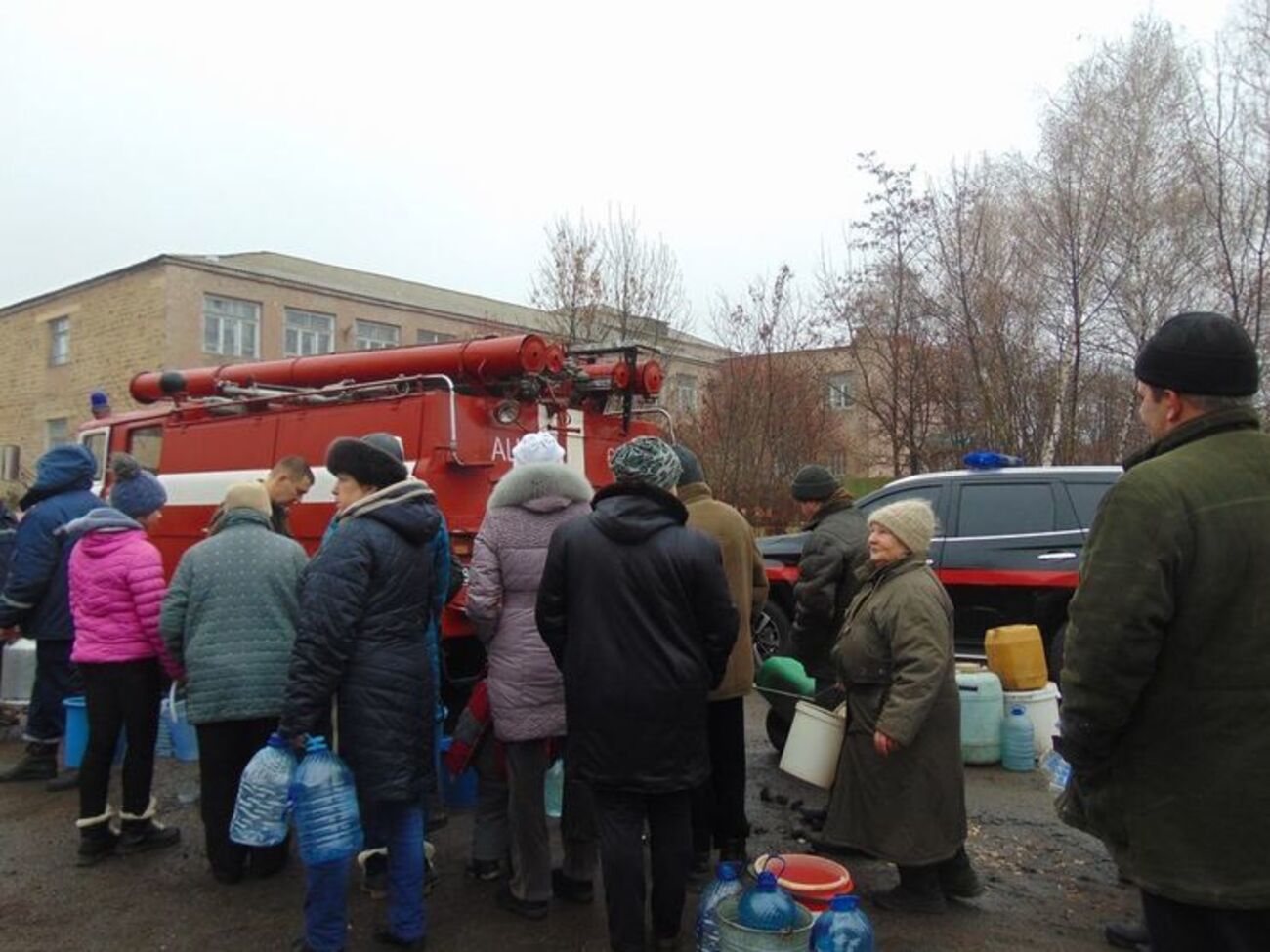 Воду в Торецк привозят в автоцистернах