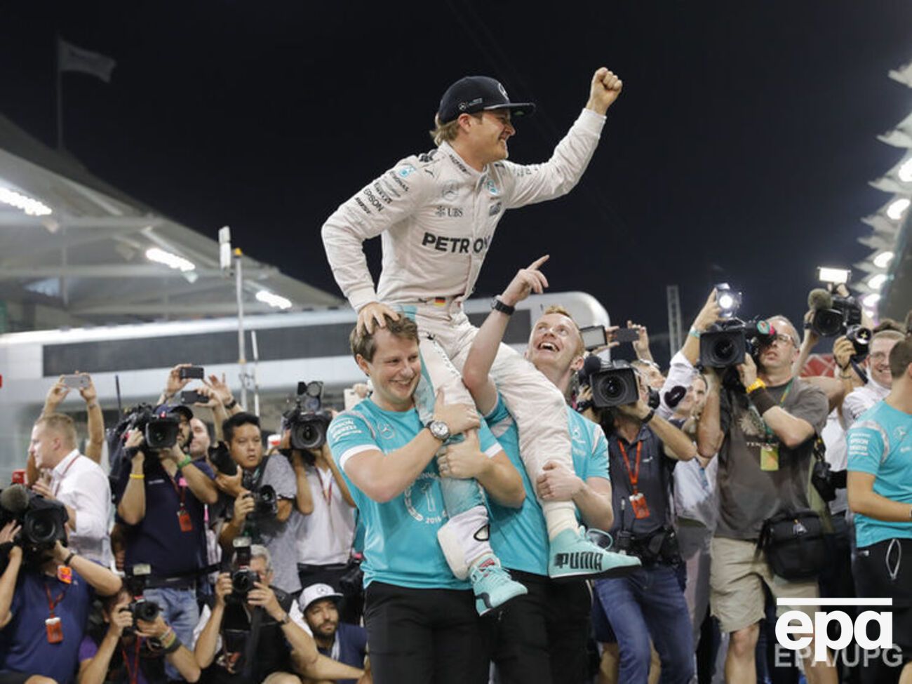 Росберг празднует победу