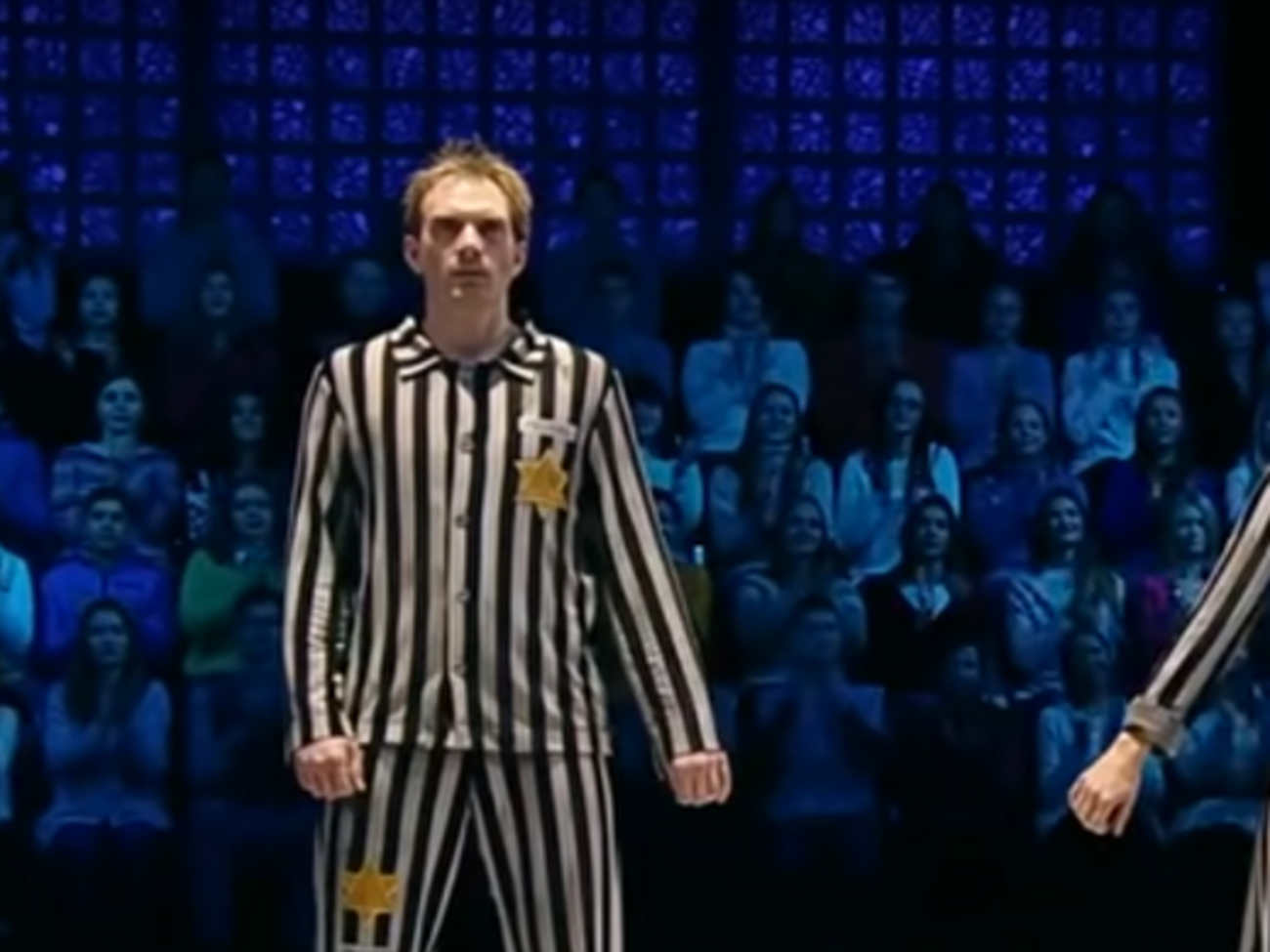 Навка и Бурковский были одеты в тюремные робы с желтыми шестиконечными звездами