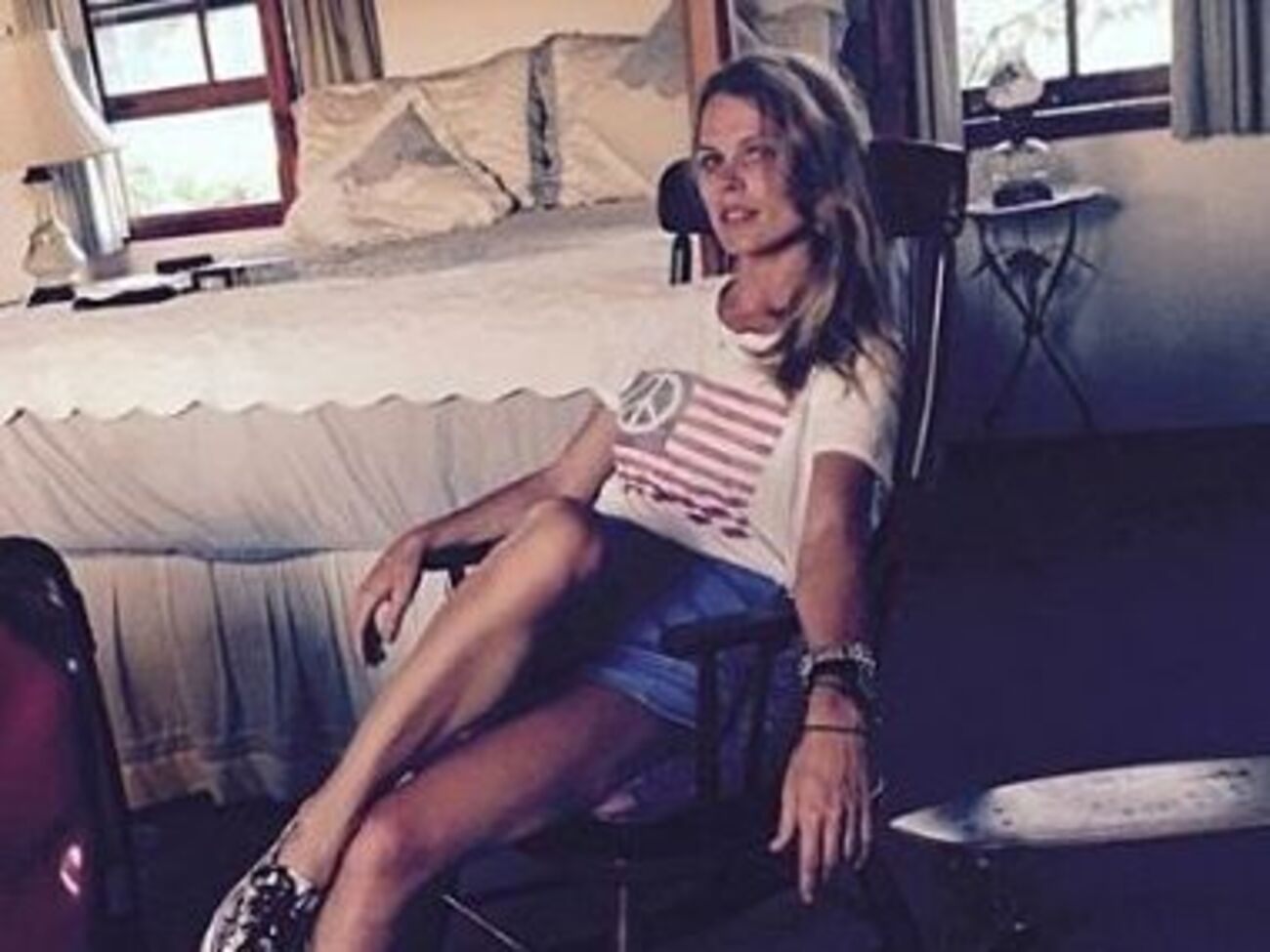 Фреймут позировала с обнаженными ногами