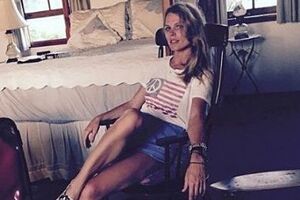 Фреймут позировала с обнаженными ногами