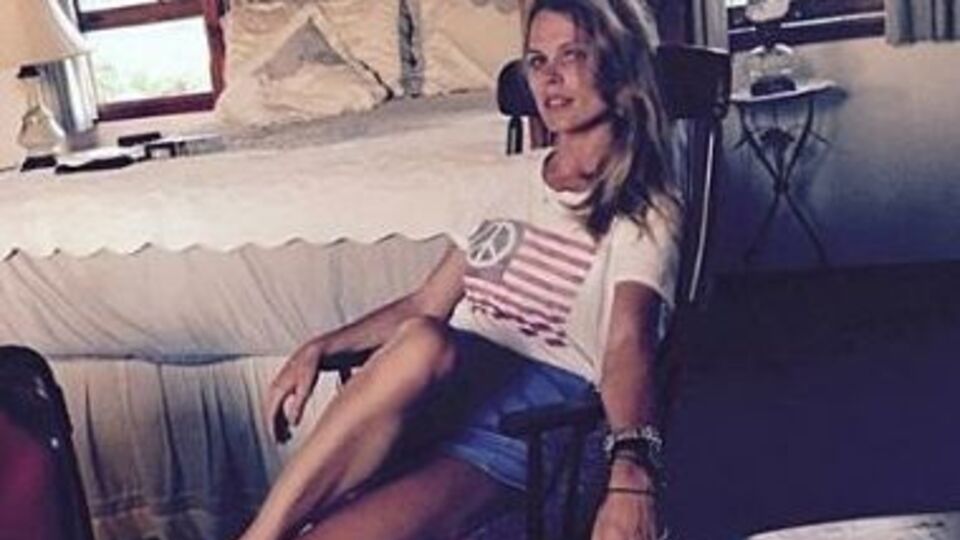 Фреймут позировала с обнаженными ногами