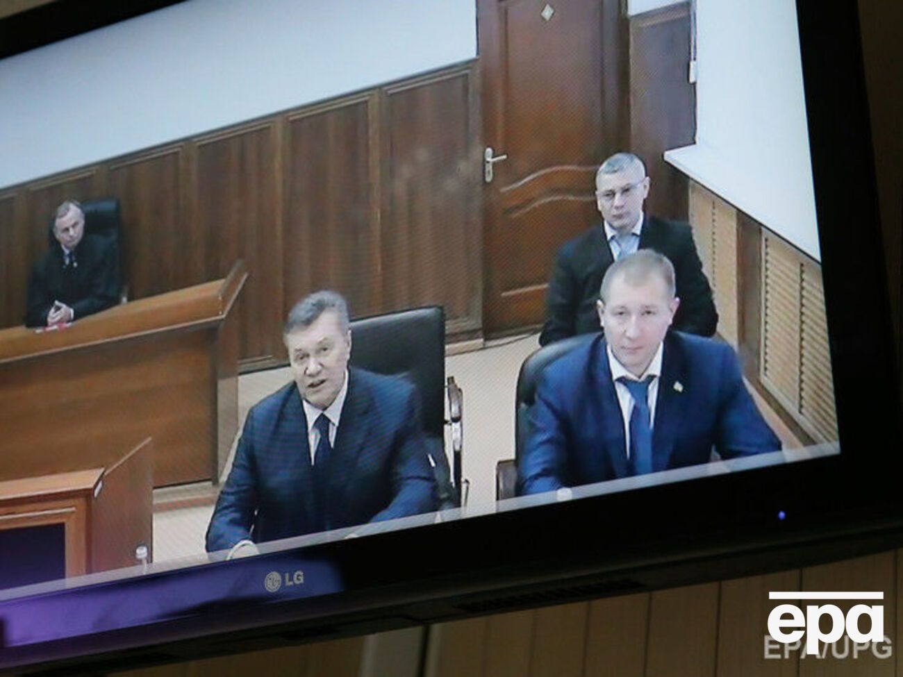 Святошинский суд утвердил порядок допроса Януковича