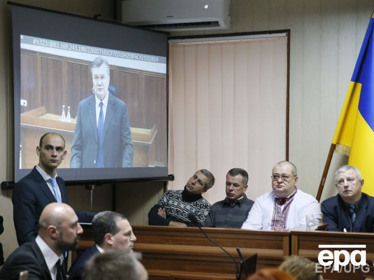 Янукович утверждает, что на перехват его самолета поднимали истребители