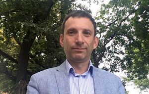 По словам Портникова, уверенность в том, что любой правый кандидат на выборах президента Франции победит лидера "Национального фронта", базируется на историческом прецеденте