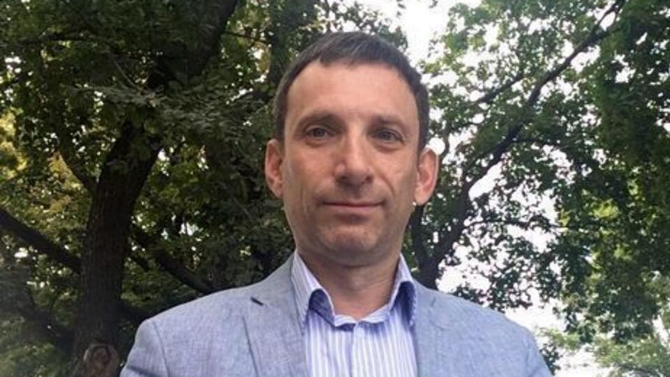 По словам Портникова, уверенность в том, что любой правый кандидат на выборах президента Франции победит лидера "Национального фронта", базируется на историческом прецеденте