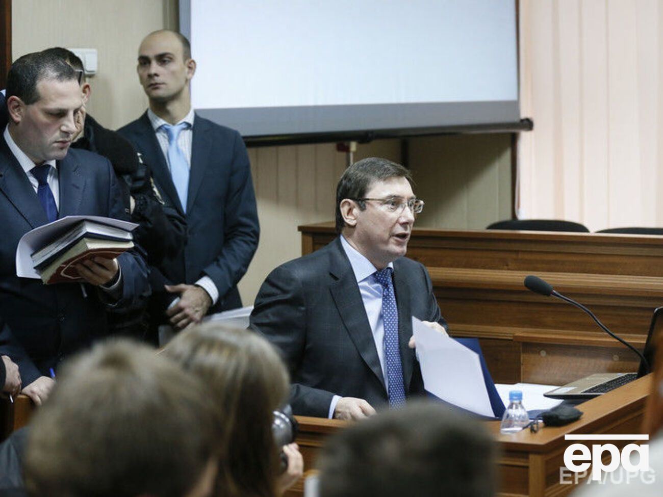 Луценко зачитал текст подозрения Януковичу