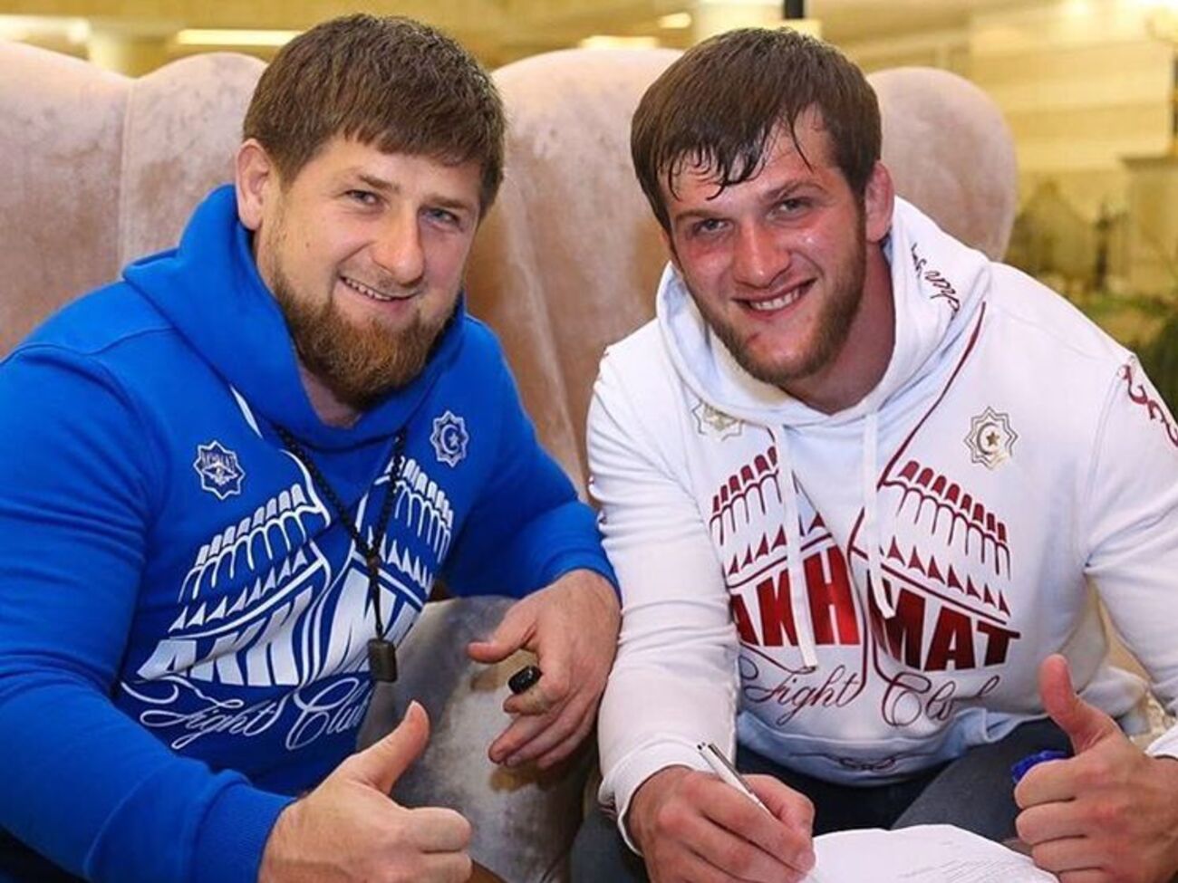 Эдилов (на фото справа) поблагодарил Кадырова за "доброе участие" в его жизни