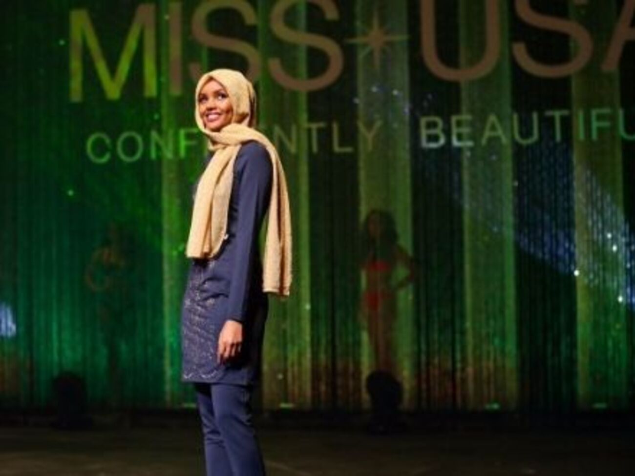 Девушка вышла на сцену в буркини