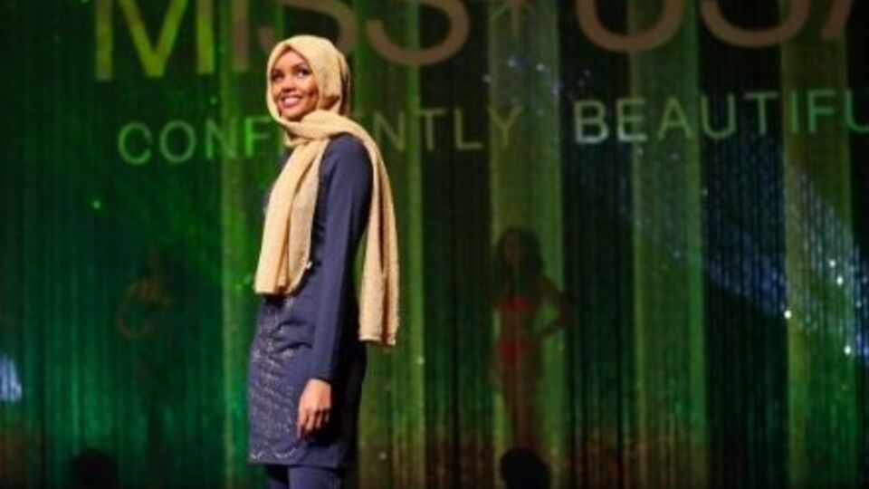 Девушка вышла на сцену в буркини