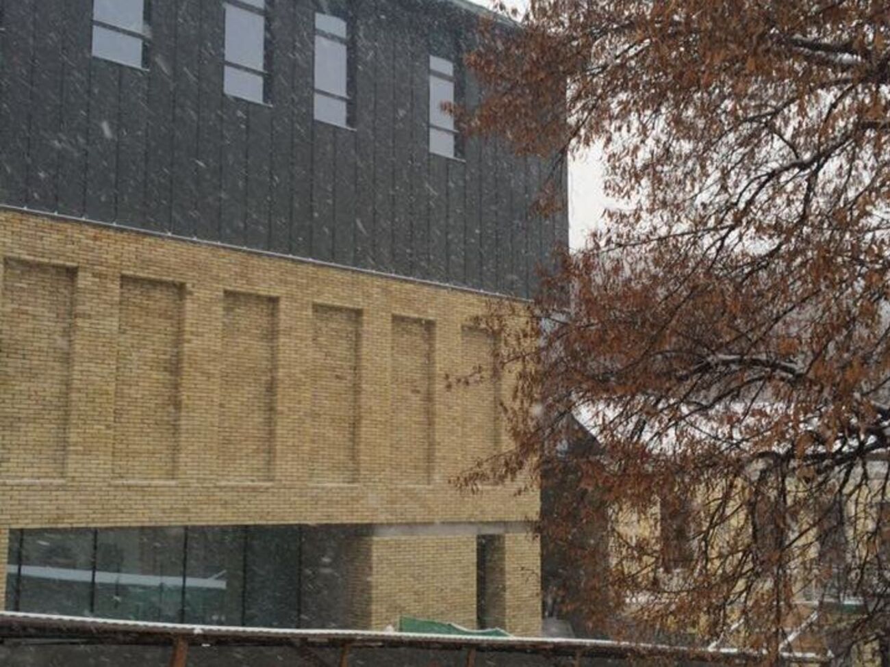 Фасад здания открыли для всеобщего обозрения