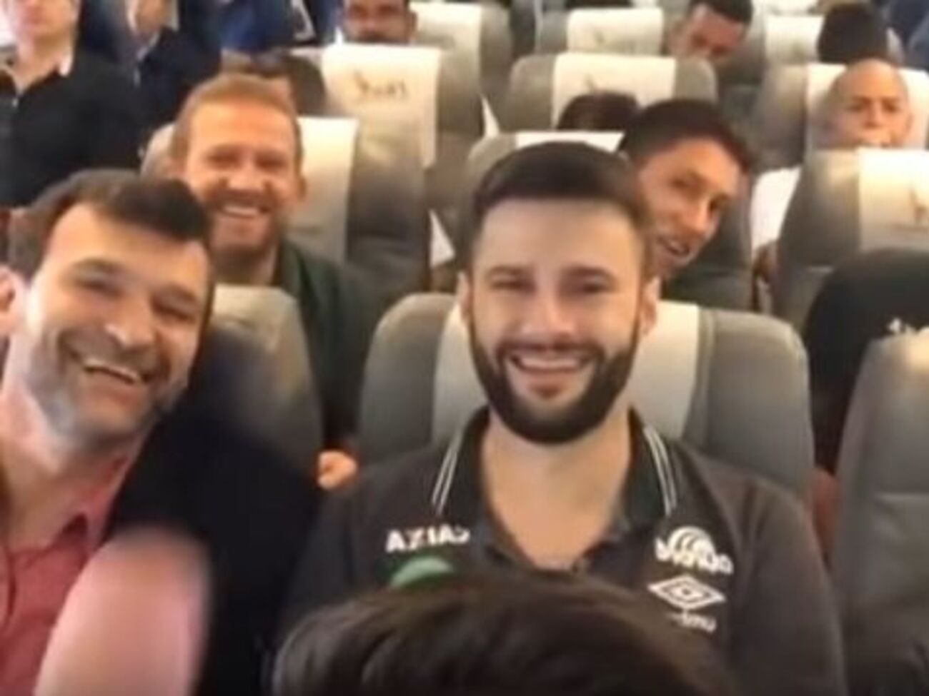 Один из футболистов "Шапекоэнсе" опубликовал видео из салона самолета незадолго до его крушения