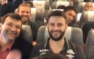 Один из футболистов "Шапекоэнсе" опубликовал видео из салона самолета незадолго до его крушения