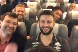 Один из футболистов "Шапекоэнсе" опубликовал видео из салона самолета незадолго до его крушения