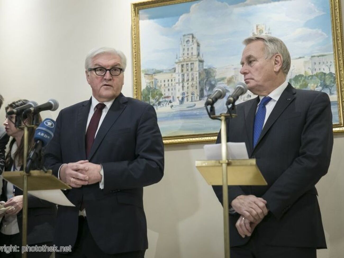 Штайнмайер провел совместный брифинг с главой французского МИД&nbsp;Жан-Марком Эро&nbsp;