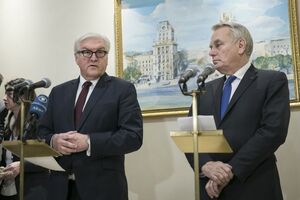 Штайнмайер провел совместный брифинг с главой французского МИД Жан-Марком Эро
