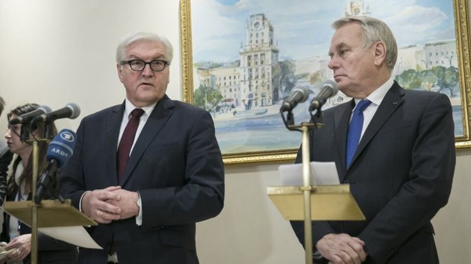 Штайнмайер провел совместный брифинг с главой французского МИД Жан-Марком Эро