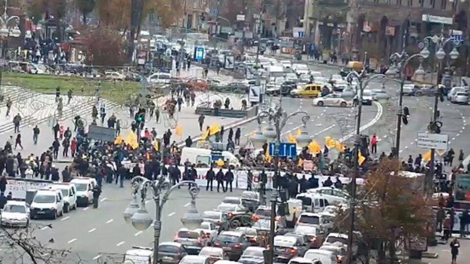 Активисты перекрывали движение автомобилей по центральной улице Киева