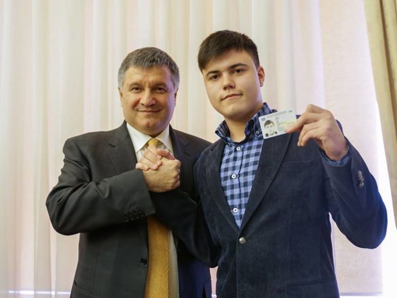 Аваков (на фото слева): Первый паспорт в виде ID-карты выдается бесплатно гражданам Украины, которым исполняется 14 и 16 лет