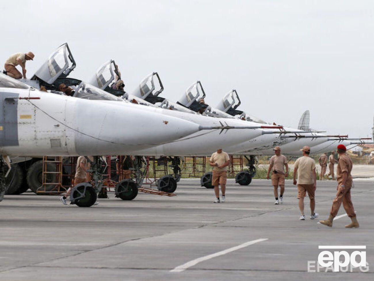 Источники агентства рассказали, что бойцы российской частной военной компании прилетают в Сирию на военных самолетах РФ, а в случае ранения лечатся в больницах для российских военных