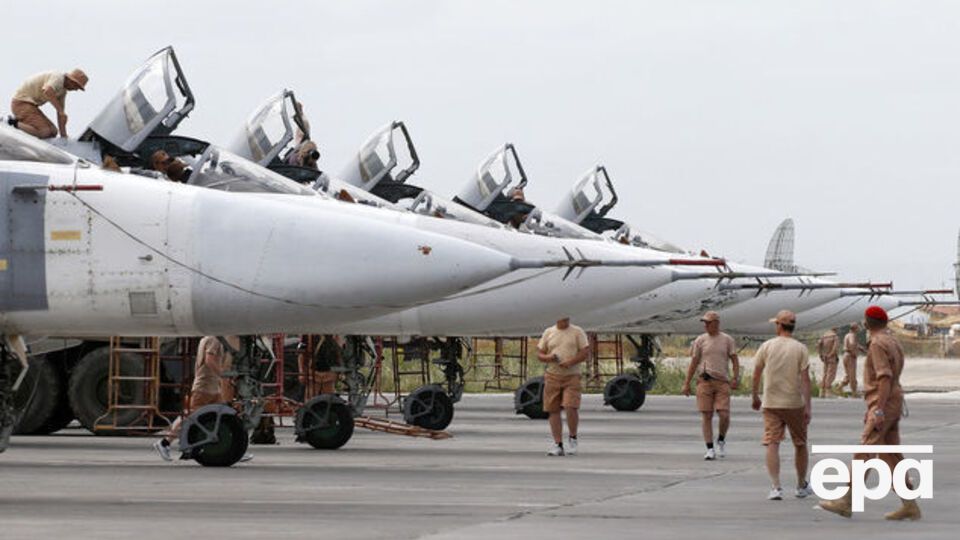 Источники агентства рассказали, что бойцы российской частной военной компании прилетают в Сирию на военных самолетах РФ, а в случае ранения лечатся в больницах для российских военных