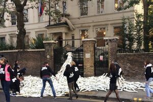 Активисты провели акцию протеста у посольства РФ в Великобритании