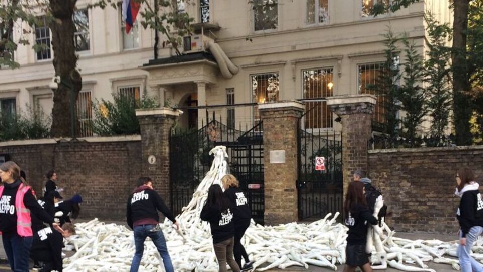 Активисты провели акцию протеста у посольства РФ в Великобритании