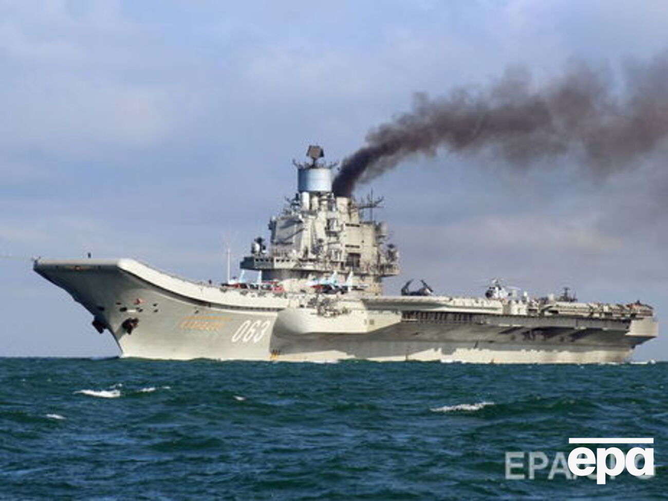 По данным СМИ Авианосец "Адмирал Кузнецов" дальше плывет уже на буксире