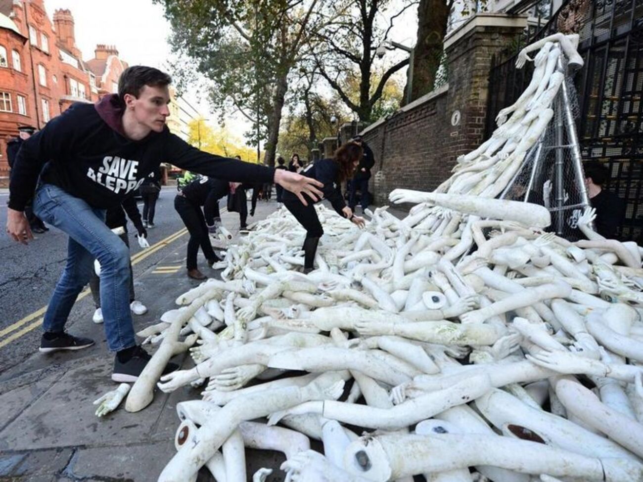 Группа демонстрантов в рамках протестной акции блокировала работу посольства