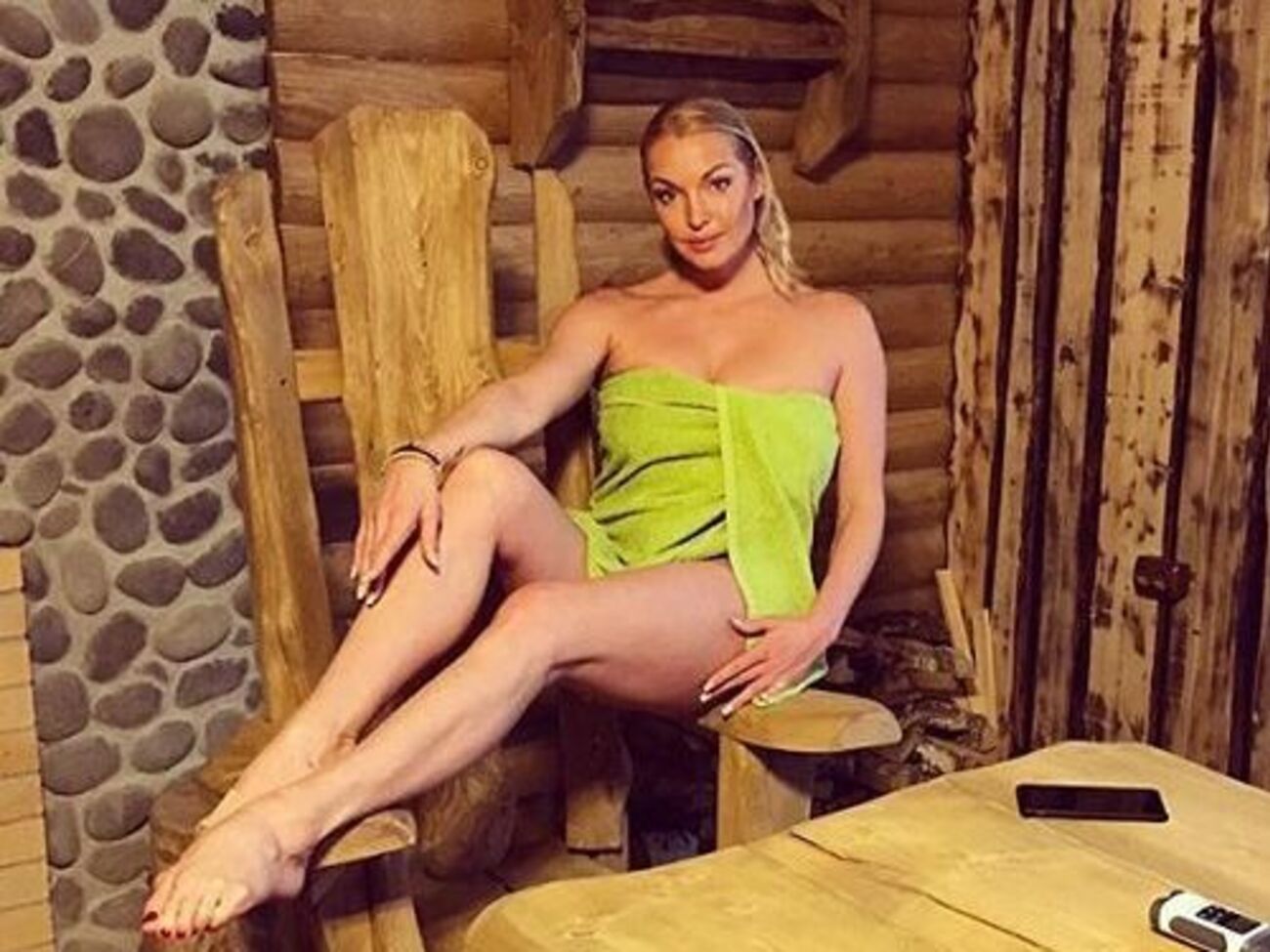 Волочкова:&nbsp;Ледяные процедуры продлевают молодость! Ледяная вода снимает негативную энергетику и защищает. Совершать этот подвиг нелегко. Но это заряд бодрости