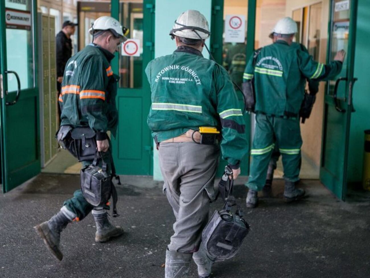 Поиски горняков продолжаются