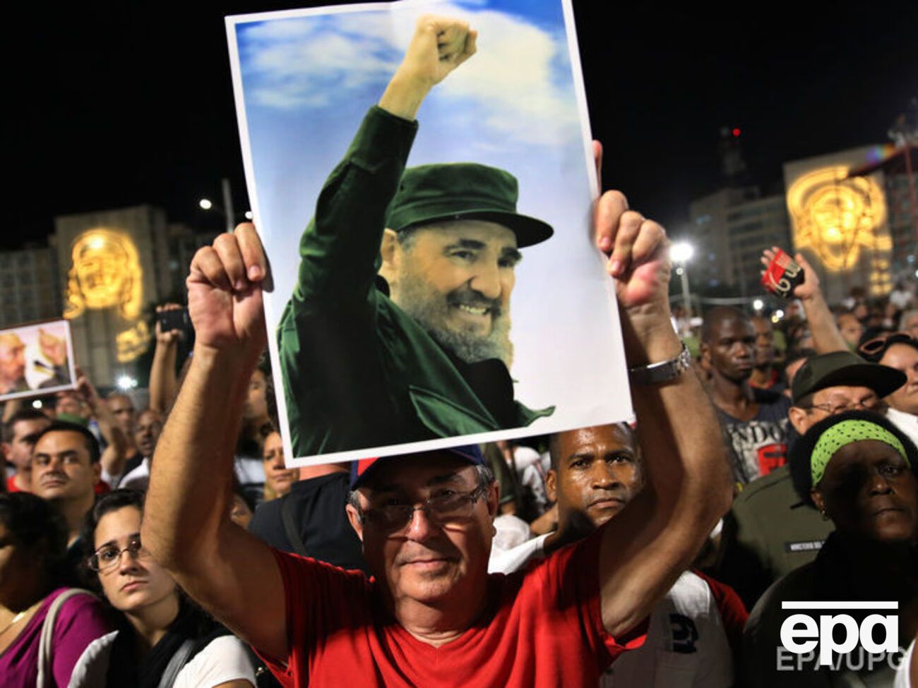 В Гаване тысячи людей почтили память Кастро массовым митингом. Фоторепортаж