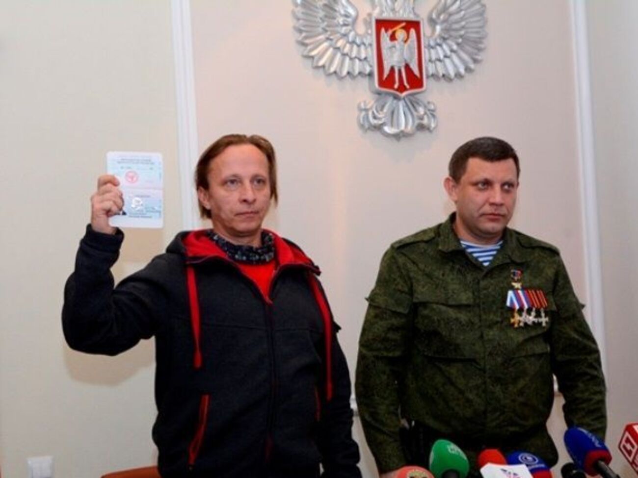 Главарь донецких боевиков Александр Захарченко (на фото справа) лично вручил Охлобыстину "паспорт"