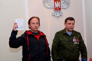 Главарь донецких боевиков Александр Захарченко (на фото справа) лично вручил Охлобыстину "паспорт"