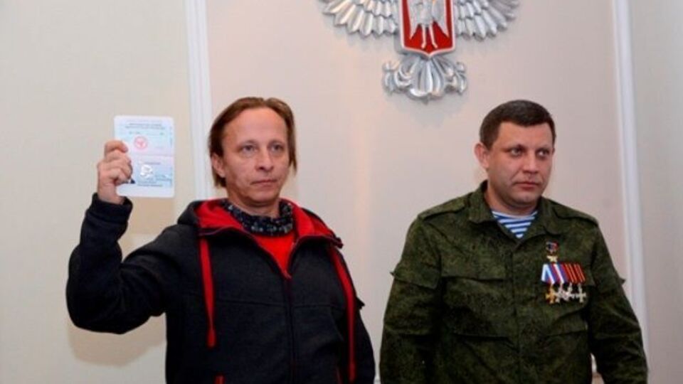 Главарь донецких боевиков Александр Захарченко (на фото справа) лично вручил Охлобыстину "паспорт"