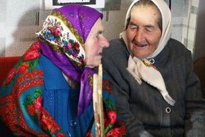 Казацкие песни Днепропетровской области исполняют три группы певцов: "Криница", "Богуславочка" и "Первоцвет"