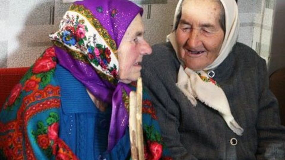 Казацкие песни Днепропетровской области исполняют три группы певцов: "Криница", "Богуславочка" и "Первоцвет"
