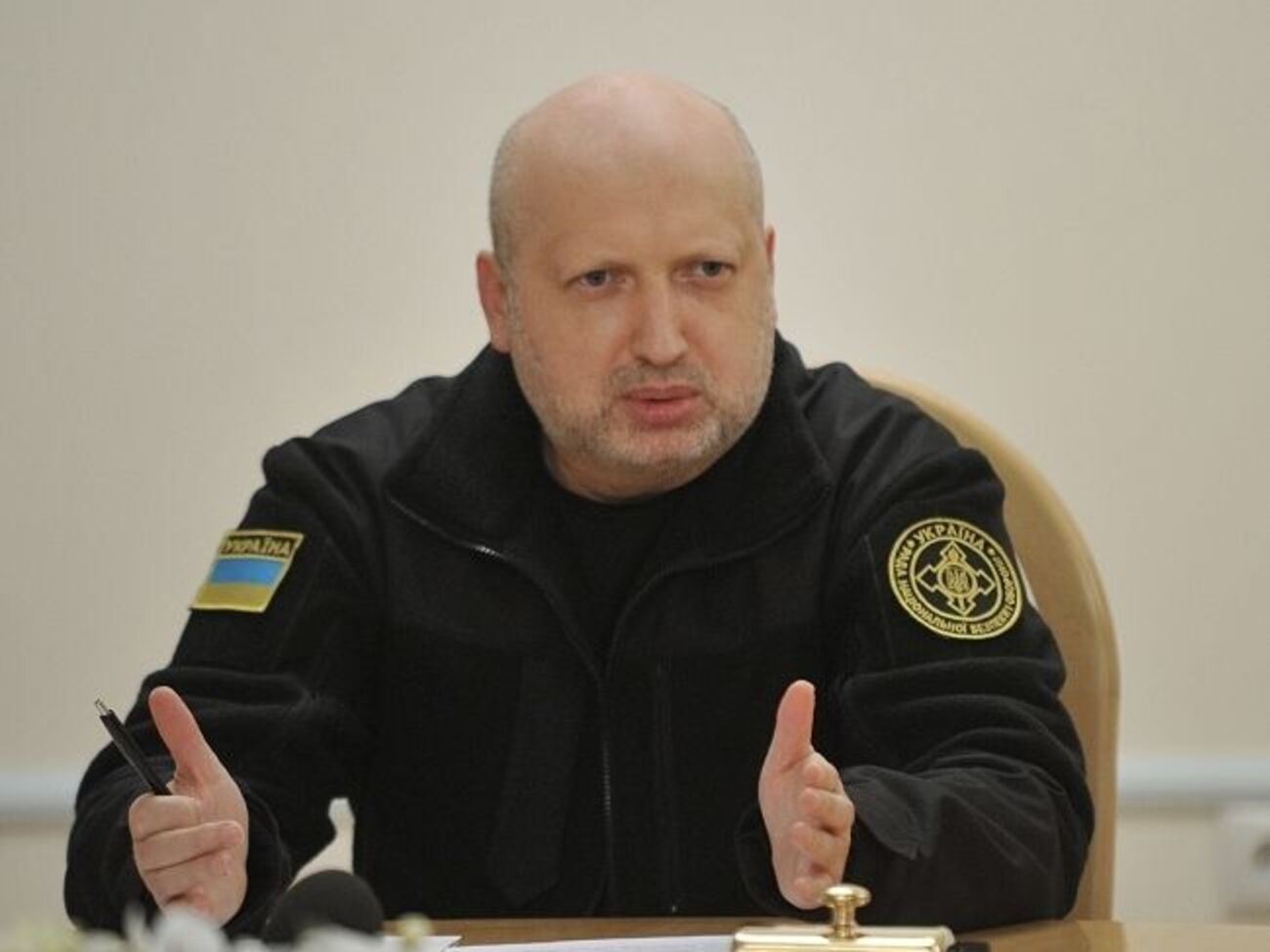 Турчинов считает необходимым ввести визовый режим с РФ