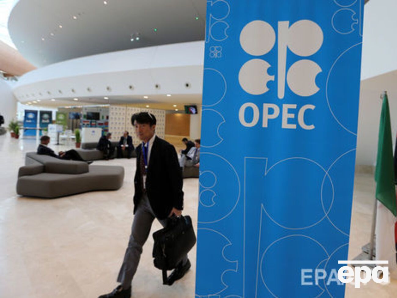 Страны ОПЕК договорились снизить уровень добычи нефти на&nbsp;на 1,2 млн баррелей&nbsp;