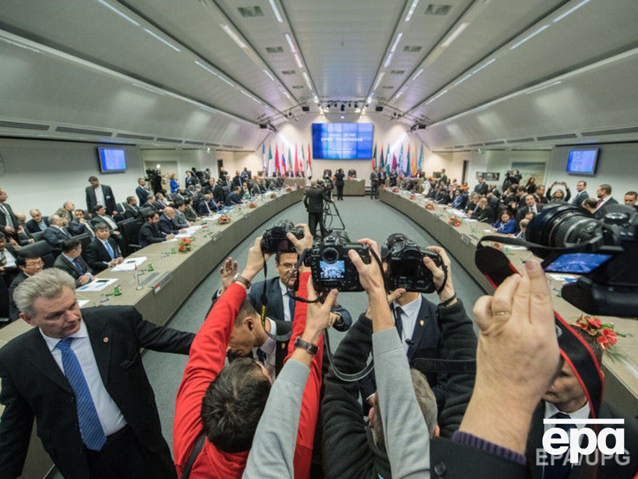 На саммите ОПЕК в Вене договорились уменьшить объемы добычи нефти