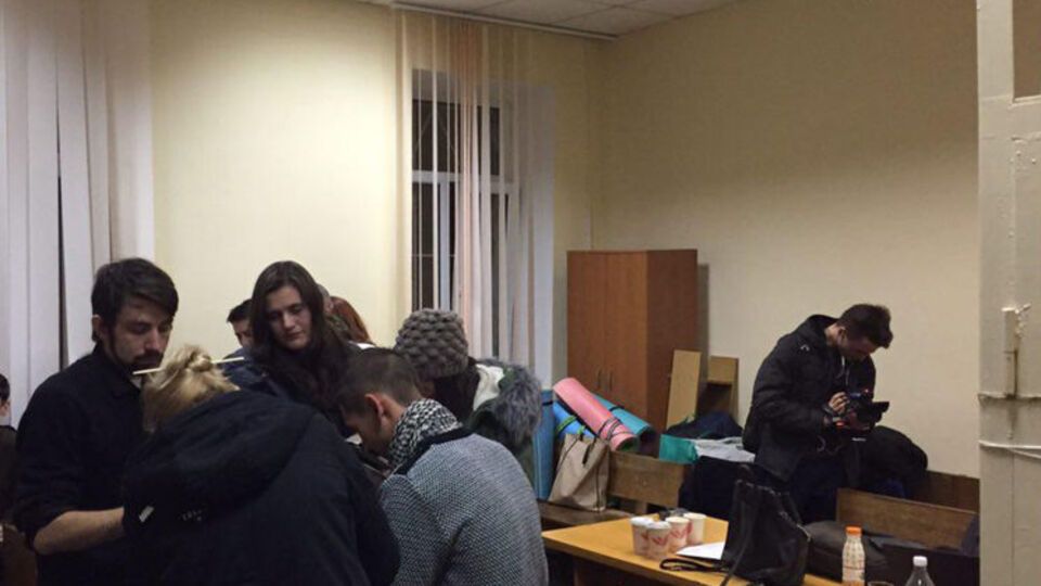 Протестующие решили остаться на ночь в зале заседаний киевского суда
