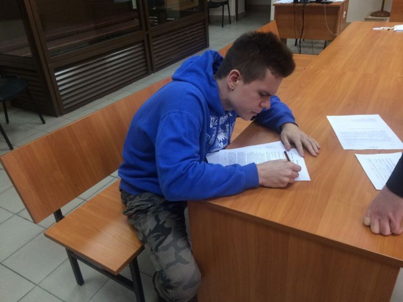 Следствие считает, что Корт "унизил группу лиц по принципу национальности"