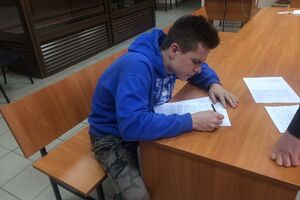 Следствие считает, что Корт "унизил группу лиц по принципу национальности"