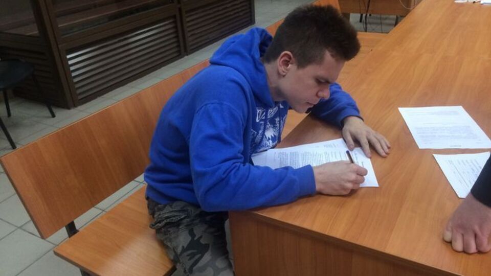 Следствие считает, что Корт "унизил группу лиц по принципу национальности"