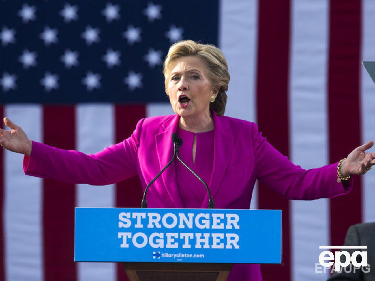 ФБР проверит все документы по делу Клинтон