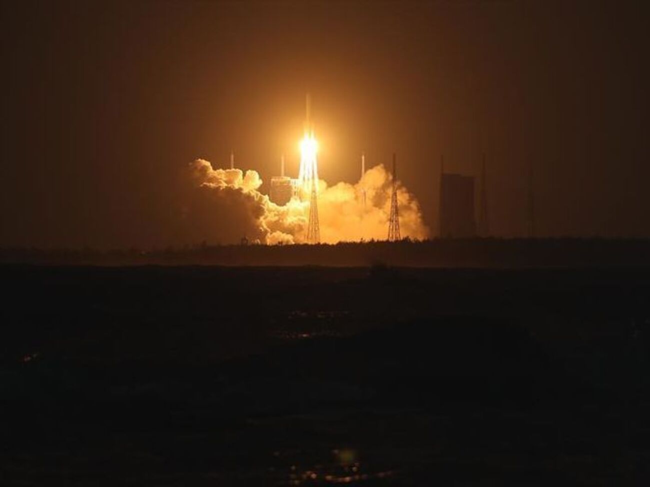 Ракета-носитель "Чанчжэн-5" была запущена&nbsp;с китайского космодрома Вэньчан